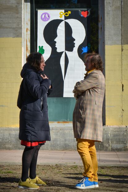 Dos personas conversan frente al mural ‘Todos somos iguales’, en Entrevías, el 18 de diciembre de 2023.