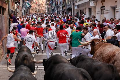 Los mozos corren por la calle Estafeta, este miércoles en Pamplona. 
