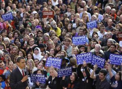 El senador por Illinois, Barack Obama, rodeado de seguidores durante un discurso en Santa Fe.