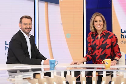 Marc Sala y Silvia Intxaurrondo, en el plató de 'La hora de La 1'. / RTVE