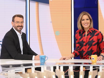 Marc Sala y Silvia Intxaurrondo, en el plató de 'La hora de La 1'. / RTVE