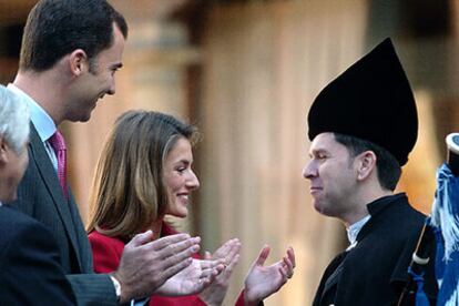 Don Felipe y Doña Letizia bromean con José Manuel Fernández <i>Guti</i>, autor de la <i>Marcha de mayo</i>, que se interpretó en su boda.