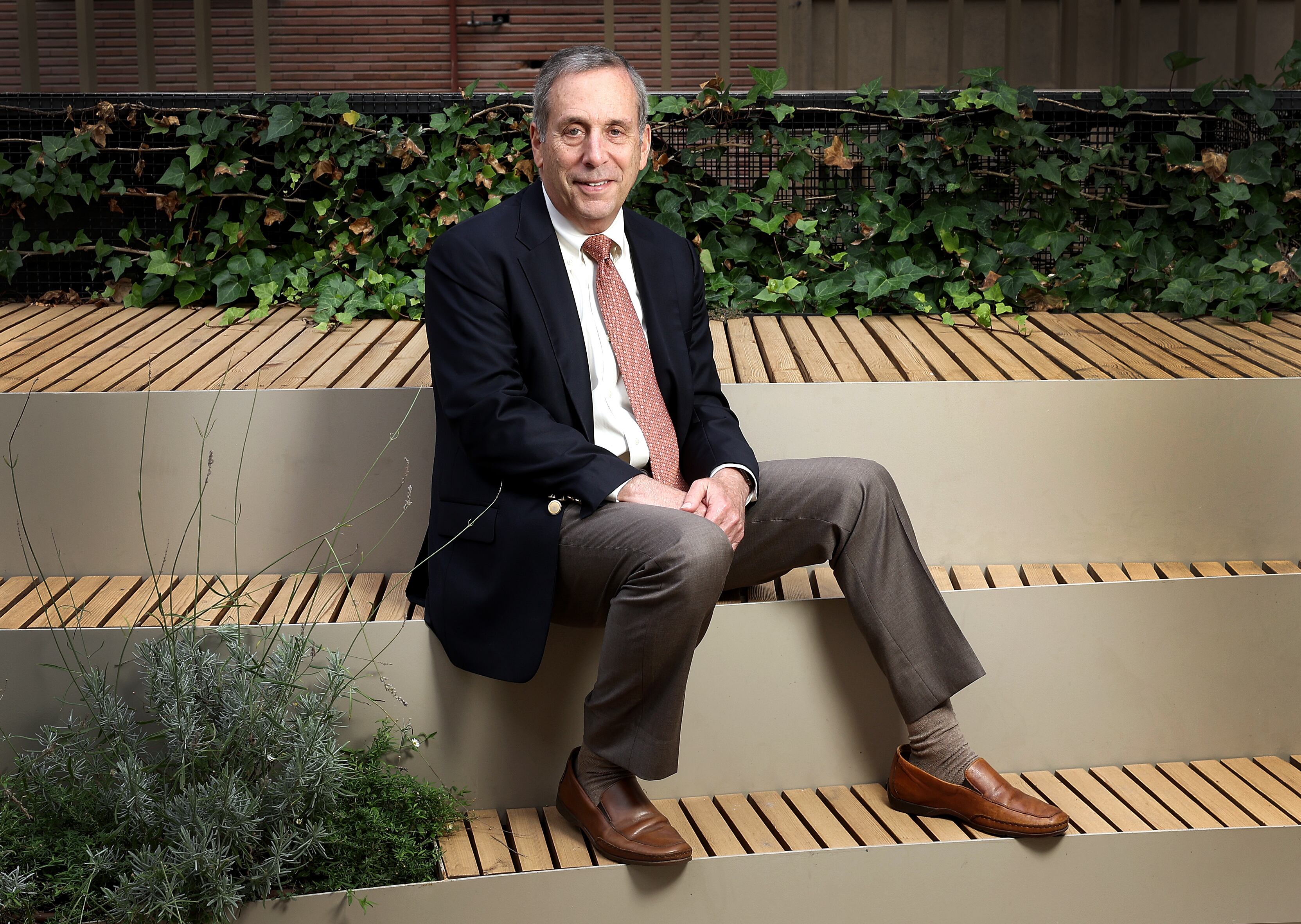 Larry Bacow, ex presidente de la Universidad de Harvard, en una de las sedes de la Universidad Camilo José Cela en Madrid.