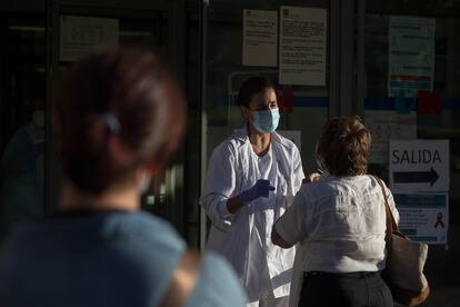 Una sanitaria atiende este viernes a pacientes en el centro de salud Doctor Cirajas, en el este de Madrid.