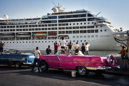 Ciudadanos cubanos aguardan la llegada del crucero Adonia en La Habana.