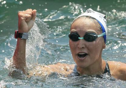 La brasileña Okimoto celebra su victoria en 10km aguas abiertas