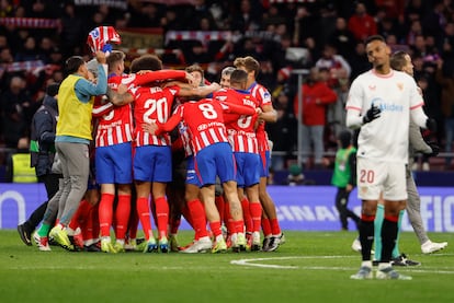 Los jugadores del Atlético de Madrid celebran la victoria del equipo rojiblanco ante el Sevilla en el estadio Metropolitano, en Madrid, este domingo.