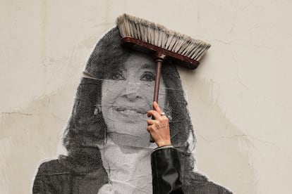 Un simpatizante de Cristina Kirchner pega una fotografía suya en las calles de Buenos Aires.