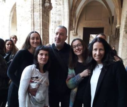 Spencer Tunick, en el centro, con las participantes en su acción Carolina Catalán, Meritxel Ballester, Francisca Vacas y Patricia Ojeda, a primera hora del sábado en el Centre del Carme.