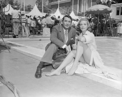 Gregory Peck y Lauren Bacall vestidos pero veraniegos en una piscina de Beverly Hills.