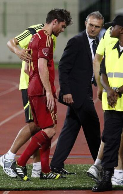 Xabi Alonso se retira lesionado