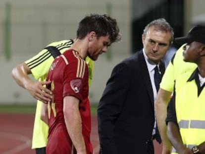 Xabi Alonso se retira lesionado