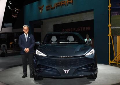Luca de Meo junto al modelo Cupra Tavascan en el Salón del Automóvil de Fráncfort