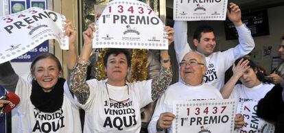 Empleados de una administraci&oacute;n de loter&iacute;a celebrando el Gordo de 2014.