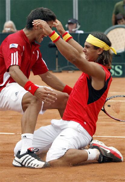 Fernando Verdasco y Rafa Nadal celebran su victoria en el partido de dobles que les enfrentaba a Italia.