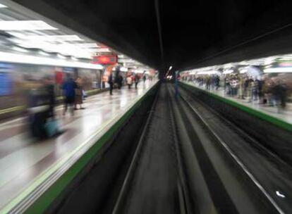 Imagen tomada desde la cabina de un tren de metro a su entrada en una estación de la línea 6.