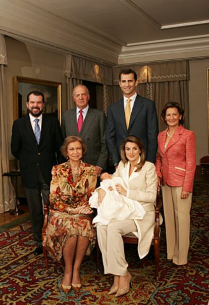 La Familia Real y la de doña Letizia posa con la infanta Leonor.