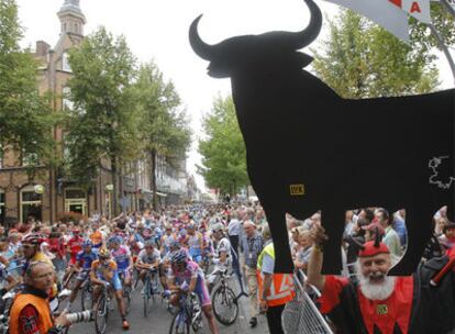 Los corredores de la Vuelta, al inicio de la etapa de Lieja, entre una gran expectación.