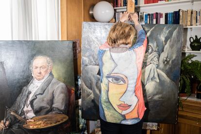 Rosa Pérez Valero junto a dos de las copias del Prado que conserva en su casa: 'Retrato de Goya', de Vicente López y 'La coronación de la Virgen', de El Greco.