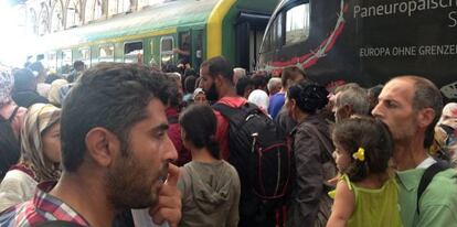 Un grup de refugiats intenten pujar a bord d'un tren a l'estació de trens Keleti a Budapest (Hongria).