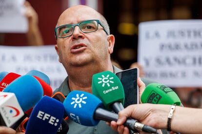 Isidoro Albarreal, de Ecologistas en Acción, este martes a las puertas del juicio en Sevilla por el vertido de Aznalcóllar.