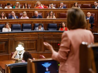 La portavoz del PP en el Congreso pregunta al presidente del Gobierno en una sesión de control.