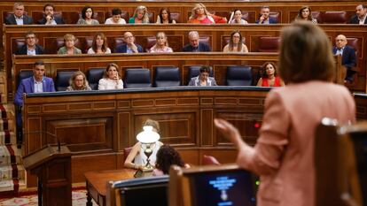 La portavoz del PP en el Congreso pregunta al presidente del Gobierno en una sesión de control.