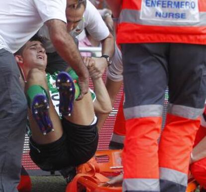 Vadillo, tras su lesión en el Bernabéu en 2011.