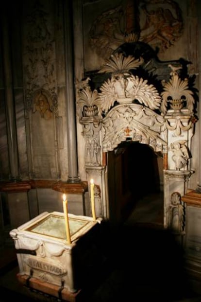 Interior da tumba de Jesus Cristo.