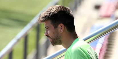 Piqué, antes del entrenamiento de esta mañana.