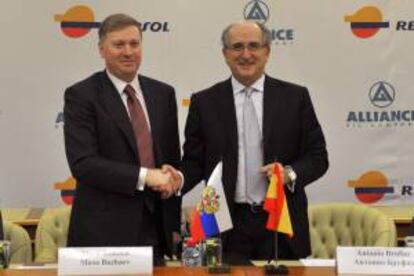 Momento de la firma en Moscú del acuerdo entre Repsol y el consorcio ruso Alliance para la exploración y producción de hidrocarburos en Rusia. En la imagen aparecen el Presidente Ejecutivo de Repsol, Antonio Brufau (d) y el Presidente de Alliance Group, Musa Bazhaev (i). EFE/Archivo