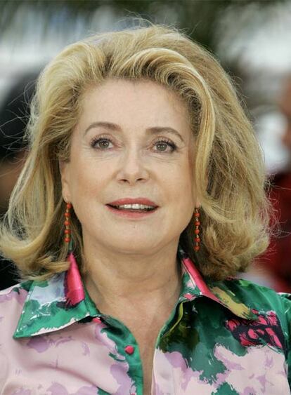 Catherine Deneuve no ha tenido una buena experiencia en el festival La Versiliana en la Toscana (Italia), según informa la agencia ANSA. La policía tuvo que intervenir cuando alrededor de un centenar de personas empezaron a abuchear a la actriz y al actor Michele Placido, pidiendo que les devolvieran el dinero, tras la lectura de un texto en inglés e italiano.