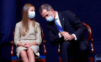 La princesa Leonor junto al rey Felipe VI el 16 de octubre en la ceremonia de entrega de los premios Princesa de Asturias en Oviedo.