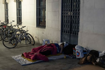 Personas sin hogar duermen junto al Ayuntamiento de Badalona tras el cierre del albergue de Can Bof Vell.