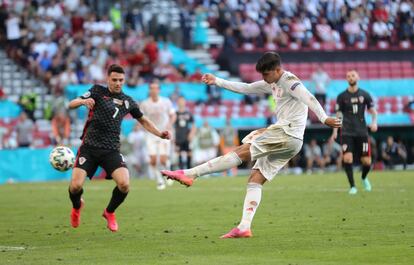 Morata anota el cuarto gol del equipo de Luis Enrique, durante la prórroga.