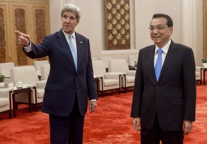 El secretario de Estado Kerry y el primer ministro Li Keqiang este martes.