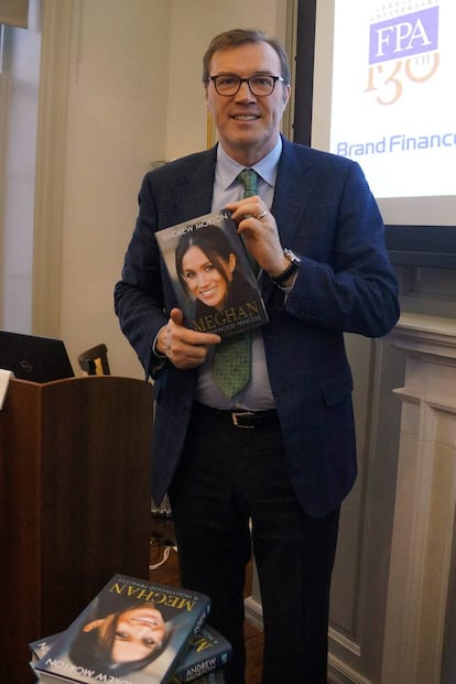 Andrew Morton, con la biografía de Meghan Markle en Londres en abril de 2018.