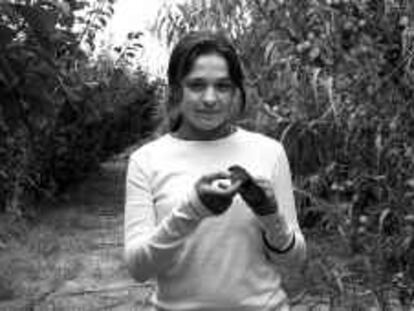 B 35875 - (18.7.1993) - Color - E N T R E V I S T A DE V E R A N O - Ciara Escoda, experta en pájaros - Foto : Consuelo Bautista -