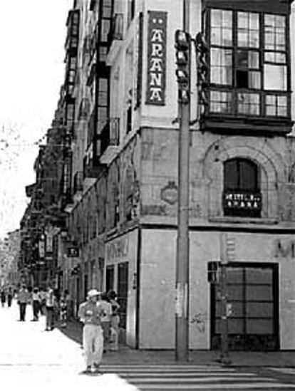 Fachada del Hostal Arana en la calle Bidebarrieta.