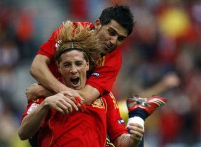 Villa salta sobre Torres tras marcar éste el primer gol contra Suecia.