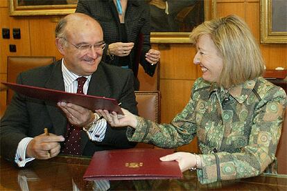 Carlos Carnicer y Amparo Valcarce durante la firma de los protocolos de colaboración para la teleasistencia.