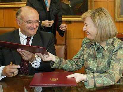 Carlos Carnicer y Amparo Valcarce durante la firma de los protocolos de colaboración para la teleasistencia.