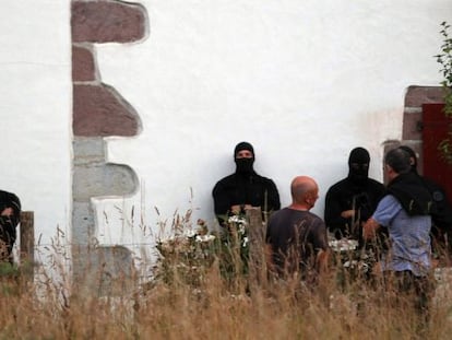 Polic&iacute;as franceses, en el exterior de la casa de Osses donde fueron detenidos los presuntos etarras.