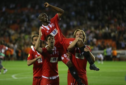 Fernando Navarro, Coke y Rakitic levantan a M'Bia, autor del gol que da el pase a la final al Sevilla.