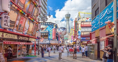 Una de las calles del distrito Shinsekai de Osaka y, al fondo, la torre Tsūtenkaku.