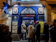 Jugadores de lotería compran décimos para el próximo sorteo de El Niño en una administración de Madrid el pasado lunes.