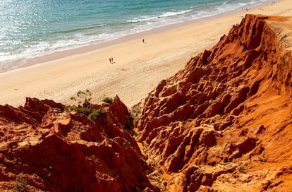 La playa de Falésia se encuentra en el corazón del Algarve portugués, al oeste del pueblo pesquero de Olhos de Agua que hoy es también un popular destino turístico. Seis idílicos kilómetros de extensión que tienen, de un lado, el océano Atlántico y, al otro, una línea de espectaculares acantilados que se tiñen de tonos rojizos, cobrizos o dorados.<br></br> Más información: visitalgarve.pt