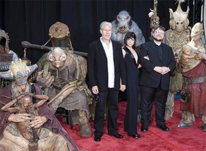 El director mexicano Guillermo del Toro acudió ayer al estreno de su nueva película 'Hellboy II. The Golden Army', acompañado de los protagonistas de la cinta: los actores Selma Blair y Ron Pelman, y algunos de los monstruos.