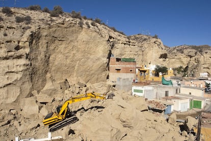 Una excavadora retira piedras y tierra en la zona del derrumbe en Cuevas de Almanzora.