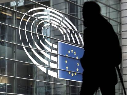 Un hombre camina junto al edificio del Parlamento Europeo en Bruselas, B&eacute;lgica, la semana pasada.